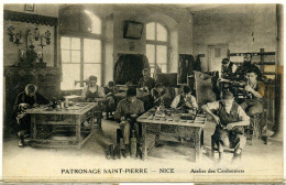 Cpa  Nice  Patronage St Pierre, Atelier De Cordonniers,   Beau Plan - Old Professions