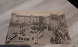 Carte  Postale N 2558   POUZAUGES   La Fête De Jeanne D Arc Le Cortège Sur La Place Du Champ De Foire - Pouzauges