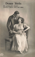 COUPLE - Douce Idylle - Vos Paroles Avec Douceur - Femme Adossée à Son Mari - Carte Postale Ancienne - Coppie