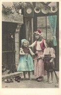 ENFANTS - Trois Enfants Près De La Cheminée - Jeu De Balles - Tenues Traditionelles - Carte Postale Ancienne - Szenen & Landschaften