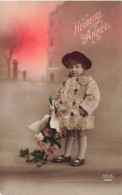 ENFANT - Heureuse Année - Un Enfant Avec Un Manteau De Fourrure Tenant Un Bouquet à L'envers - Carte Postale Ancienne - Other & Unclassified