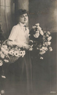 FANTAISIE - Femme - Bonne Année - Jeune Fille Avec Des Roses Blanches  - Carte Postale Ancienne - Frauen