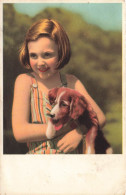 ENFANT - Une Fille Avec Son Chien Dans Les Bras - Journée Ensoleillée - Carte Postale - Andere & Zonder Classificatie