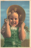 ENFANT - Fillette Avec Un Chapeau De Paille Sur La Tête - Sourire D'enfant - Robe Verte - Carte Postale - Andere & Zonder Classificatie