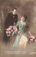 COUPLE - Un Mot Du Coeur Fait Grand Plaisir - Une Femme Deux Bouquets De Roses Dans Les Mains - Carte Postale Ancienne - Coppie