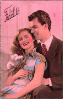 COUPLE - Fidelité - Femme Adossée Sur Son Compagnon - Fleurs - Colorisé - Carte Postale Ancienne - Coppie
