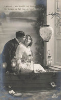 COUPLE - Un Homme Embrassant La Joue De Sa Femme - Laissez Moi Ceuillir Un Doux Fruit - Carte Postale Ancienne - Coppie