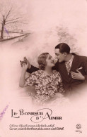 COUPLE - Le Bonheur D'Aimer - Un Homme Tenant La Main De Sa Femme - Carte Postale Ancienne - Couples