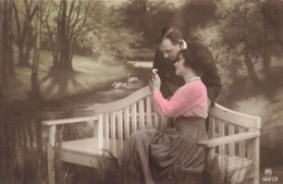 COUPLE - Femme Montrant Une Fleur à Son Amant - Parc - Banc - Cygnes - Colorisé - Carte Postale Ancienne - Koppels