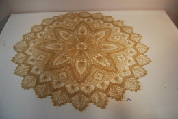 C134 Ancienne Nappe - Faite Main - Crochet - Napperon - Dentelles Et Tissus