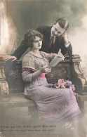 COUPLE - Depuis Que Vous M'avez Appelé Mon Adoré - Une Femme Lisant Un Livre Sur Son Canapé - Carte Postale Ancienne - Couples