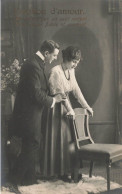 COUPLE - Femme Appuyée Sur Une Chaise Soutenue Par Son Mari - Emotion D'amour  - Carte Postale Ancienne - Couples