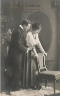 COUPLE - Femme Appuyée Sur Une Chaise Soutenue Par Son Mari - Emotion D'amour  - Carte Postale Ancienne - Couples