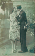COUPLE - Tendre Amour - Un Couple S'embrassant Dans Le Jardin - Carte Postale Ancienne - Couples