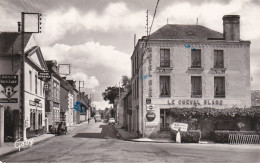 ORNE LE MESLE SUR MARTHE LA RUE VERS LE CARRE SAINT JULIEN ET L HOTEL DU CHEVAL BLANC - Le Mêle-sur-Sarthe