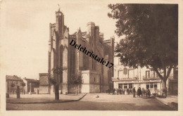 CPA 34 0001 CAPESTANG - LA PLACE DE L'ÉGLISE - BELLE ANIMATION PERSONNES DEVANS CAFÉ DE LA PAIX - Capestang