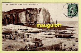 76 SEINE MARITIME / ETRETAT / LES FALAISES À MARÉE BASSE ET L'INSTALLATION DES PÊCHEURS SUR LA PLAGE / 1913 - Etretat