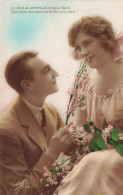 COUPLE - Homme Agenouillé Devant Sa Femme Ofrant Une Fleur - Robe Blanche - Colorisé - Carte Postale Ancienne - Couples