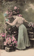 FANTAISIE - Femme - Une Femme Cueillant Des Fleurs Dans Le Jardin - Bonne Fête - Carte Postale Ancienne - Frauen