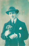 FANTAISIE - Homme - Lewis - Un Jeune Homme En Costume Avec Un Bouquet De Fleurs  - Carte Postale Ancienne - Hombres