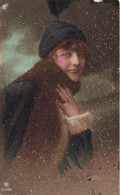 FANTAISIE - Femme - Femme Portant Une écharpe En Hiver - Neige - Bonnet - Carte Postale Ancienne - Donne