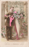 FANTAISIE - Bonne Et Heureuse Fête - Un Homme Avec Un Bouquet De Fleurs Grandeur Nature - Carte Postale Ancienne - Hommes