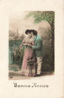 COUPLE - Bonne Année - Un Homme Embrassant La Joue De Sa Femme - Jardin - Fleurs - Carte Postale Ancienne - Couples