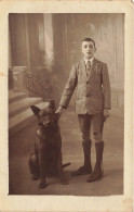 FANTAISIES - Un Jeune Homme Avec Son Chien - Carte Postale Ancienne - Hombres