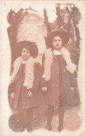 ENFANTS - Deux Sœurs Habillées De La Même - Carte Postale Ancienne - Portretten