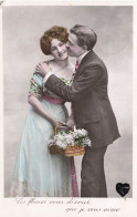 COUPLE - Ces Fleurs Vous Diront Que Je Vous Aime - Homme Embrassant La Joue - Colorisé - Carte Postale Ancienne - Koppels