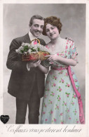 COUPLE - Ces Fleurs Vous Porteront Bonheur - Colorisé - Carte Postale Ancienne - Couples