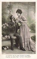 COUPLE -  Le Parfum Des Roses évoque Le Baiser - Un Homme Assis Un Un Banc - Parc - Carte Postale Ancienne - Parejas