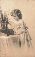 ENFANTS - Petite Fille Fascinée - Carte Postale Ancienne - Andere & Zonder Classificatie