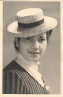 MODE - Une Femme Avec Un Chapeau En Paille Décoré D'une Voile - Carte Postale Ancienne - Mode