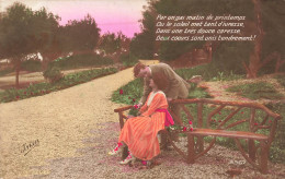 COUPLE - Femme Assise Sur Un Banc Dans Un Parc - Par Un Gai Matin De Printemps - Carte Postale Ancienne - Parejas