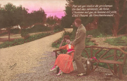 COUPLE - Femme Assise Sur Un Banc Dans Un Parc - Par Un Gai Matin De Printemps - Carte Postale Ancienne - Koppels
