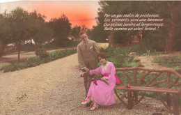 COUPLE - Femme Assise Sur Un Banc Dans Un Parc - Par Un Gai Matin De Printemps - Carte Postale Ancienne - Paare