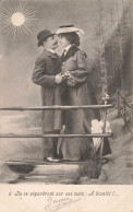 COUPLE - Ils Se Séparèrent Sur Ces Mots: à Bientôt ! - Couple Je Tenant La Main - Vue De Profil - Carte Postale Ancienne - Parejas