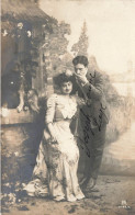 COUPLE - Un Couple Sous Un Chalet - Chien - Carte Postale Ancienne - Parejas