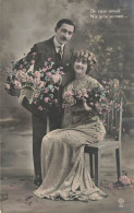 COUPLE - Un Coeur Aimant N'a Qu'un Serment - Couple Avec Des Fleurs - Femme Assise  - Carte Postale Ancienne - Couples