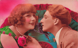 COUPLE - L'homme Admirant Les Perles Sur Accrochées Au Cou De Sa Fiancée - Colorisé - Carte Postale Ancienne - Koppels
