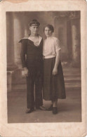 COUPLE - Un Couple Se Tenant Les Mains - Carte Postale Ancienne - Couples