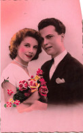 COUPLES - Couple Tenant Un Bouquet - Fantaisie - Carte Postale Ancienne - Couples