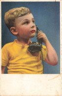 ENFANT - Un Petite Garçon Au Téléphone - T-shirt Jaune - Carte Postale - Other & Unclassified