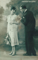 COUPLE - Première Rencontre - Un Homme Abordant Une Femme - Promenade - Carte Postale Ancienne - Couples