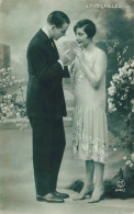 COUPLE - Fiançailles - Demande En Mariage Dans Un Jardin - Carte Postale Ancienne - Parejas