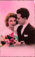 COUPLES - Homme Regardant Sa Femme Avec Amour - Fantaisie - Carte Postale Ancienne - Couples