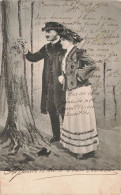 COUPLE - Un Couple En Promenade Dans La Forêt Marquand Un Arbre - Carte Postale Ancienne - Parejas