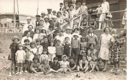 ENFANTS - Des Enfants En Vacances Avec La Grande Famille - Carte Postale Ancienne - Grupo De Niños Y Familias