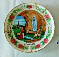 E1 Assiette - Plat - Souvenir De Lourdes - Claude Fauconie - Souvenirs